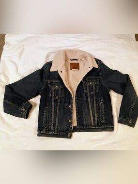 Levi's Women's Original Sherpa Trucker Jean Jacket Size S like brand new